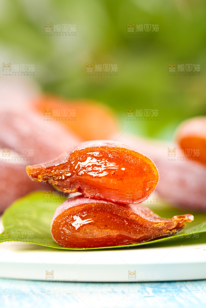 碟子里放着圆柿饼