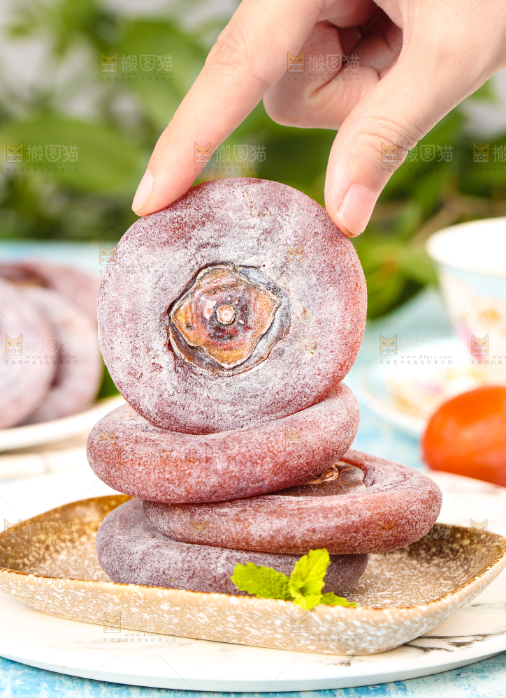 手里拿着柿子饼