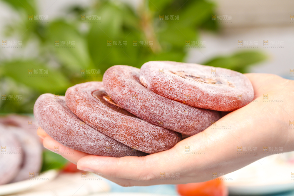 手里拿着柿子饼