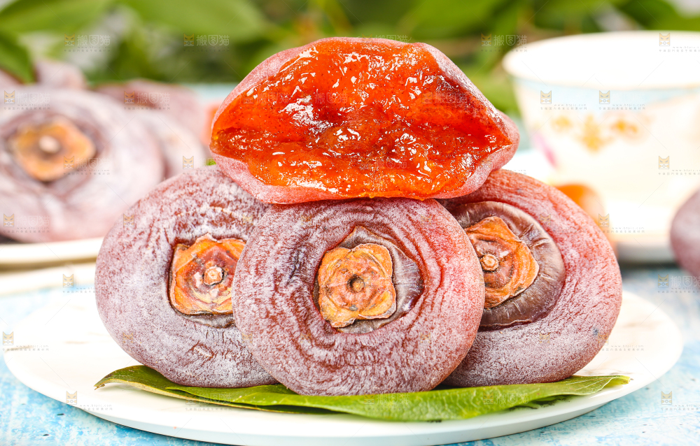 碟子里装着柿饼