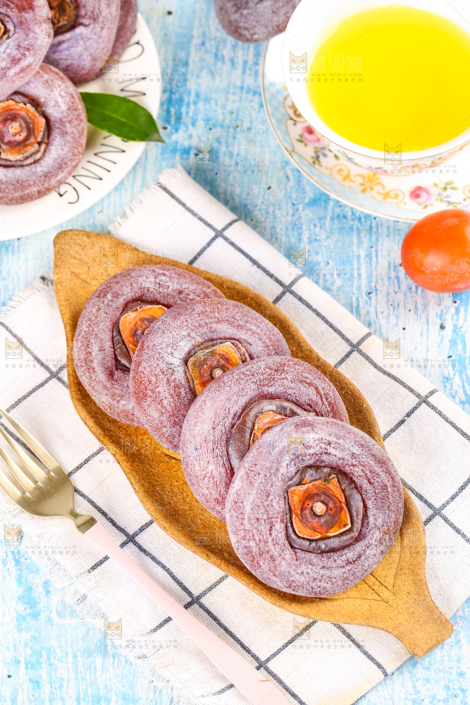 碟子里的圆柿饼