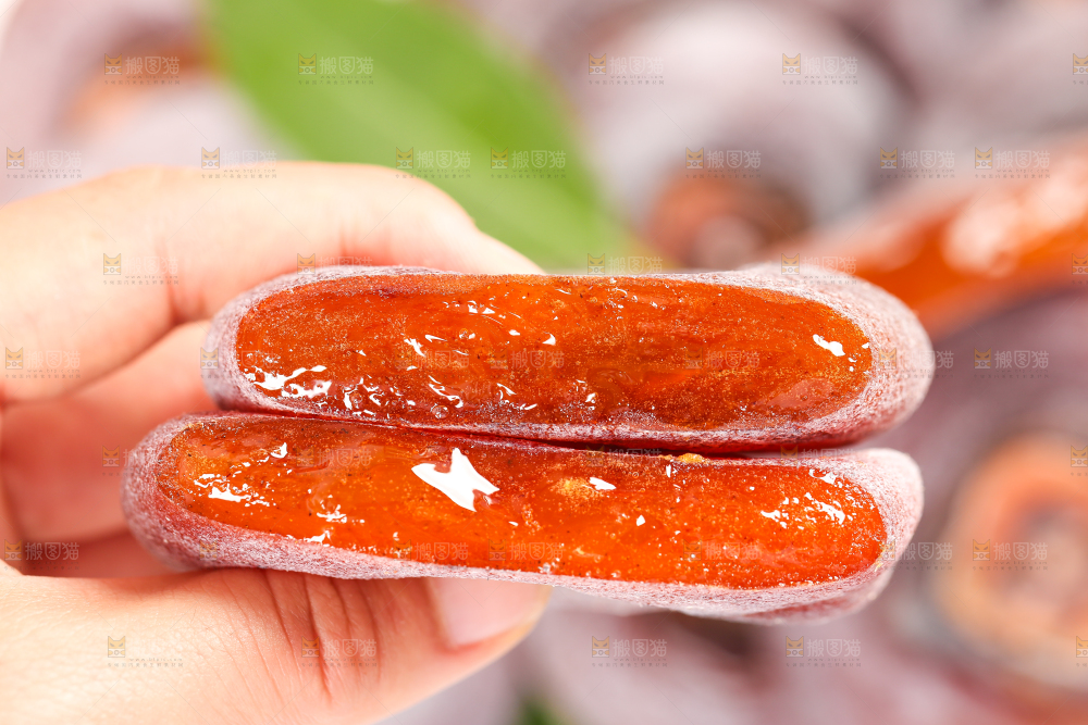 手里拿着圆柿饼