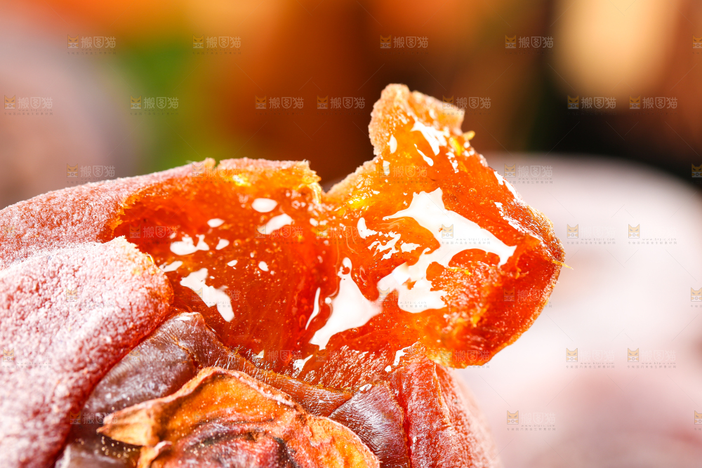 木底上放着柿子饼
