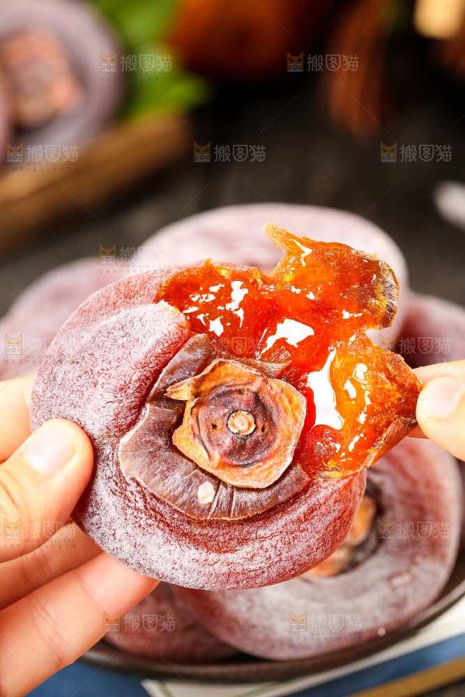 木底上放着柿子饼