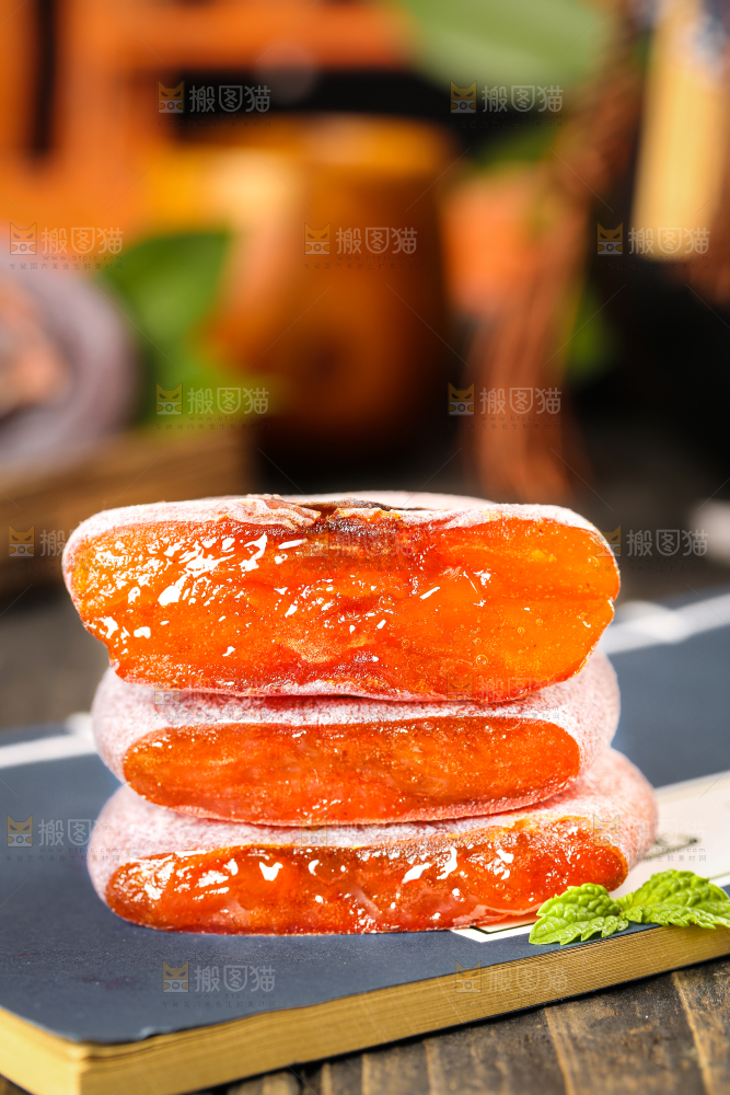 木底上放着柿子饼