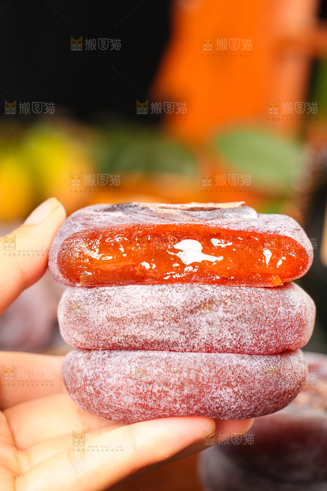 手里拿着柿饼