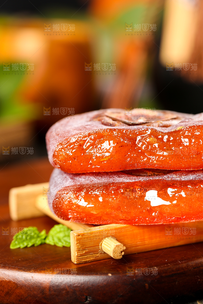 木底上摆放着柿子饼