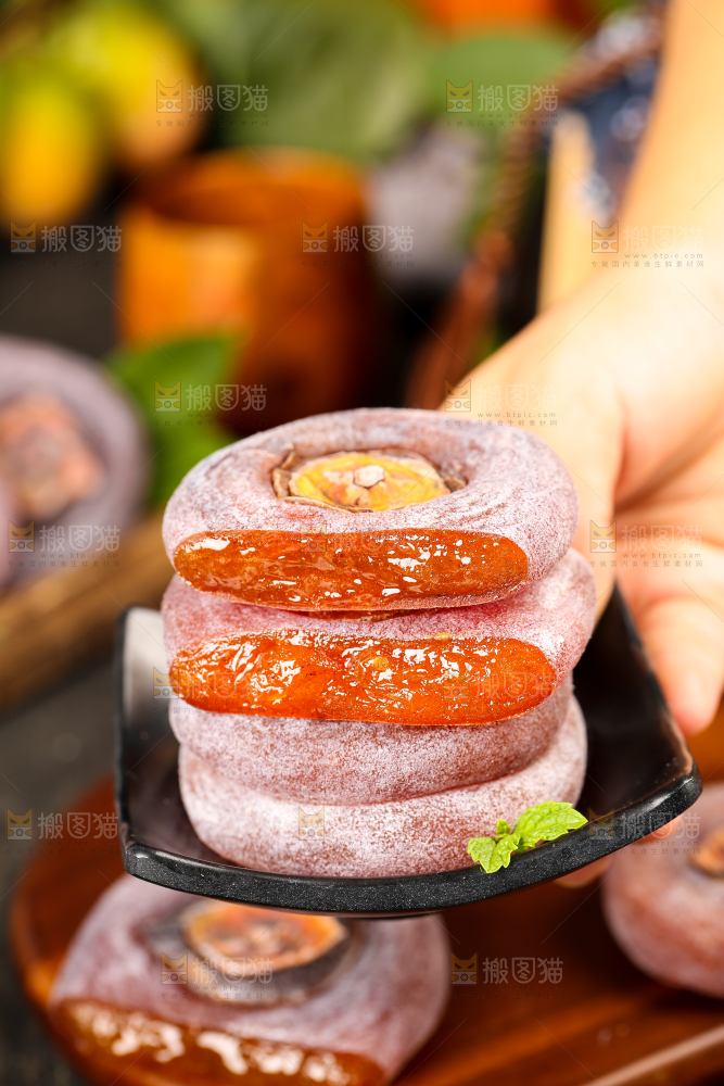 手里拿着圆柿饼