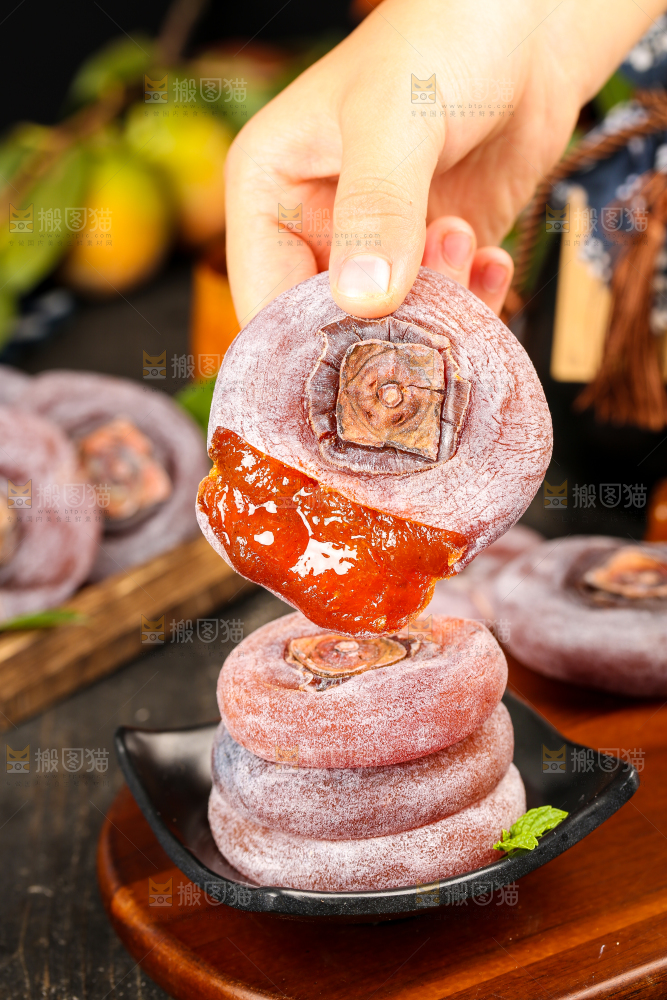 手里拿着圆柿饼
