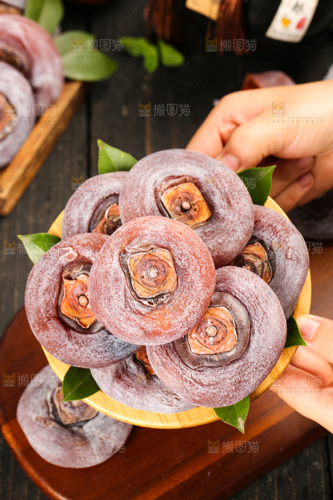 手里拿着柿子饼