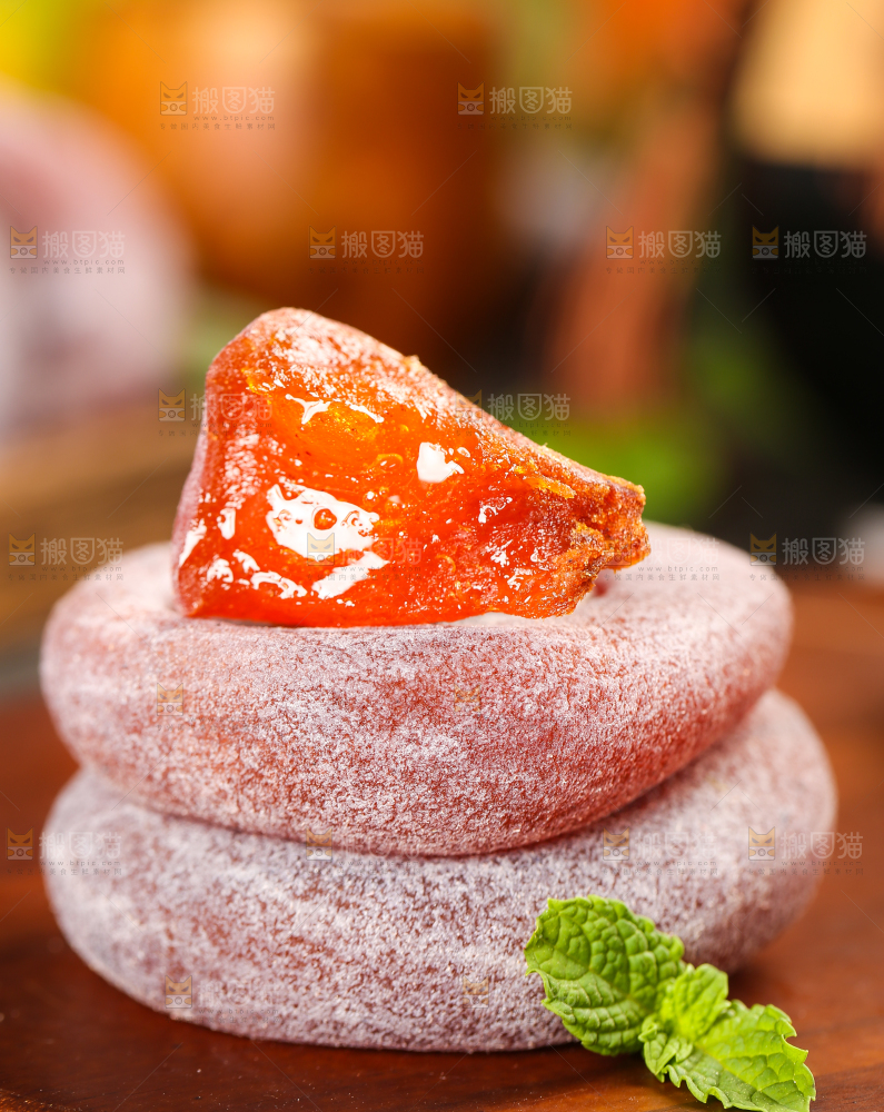 木底上摆放着流心柿饼