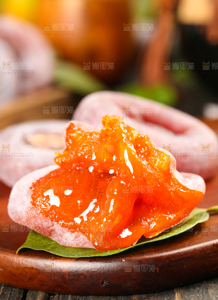 木底上摆放着流心柿饼