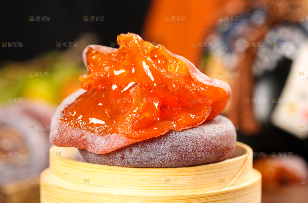 蒸笼里放着柿子饼