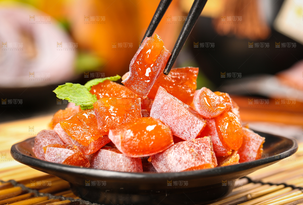木底上摆放着柿子饼
