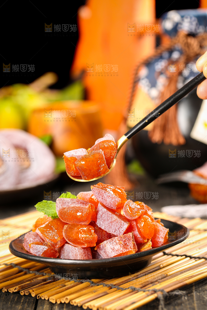 木底上摆放着柿子饼