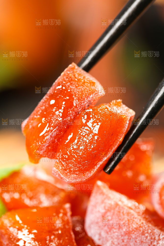 木底上摆放着柿子饼