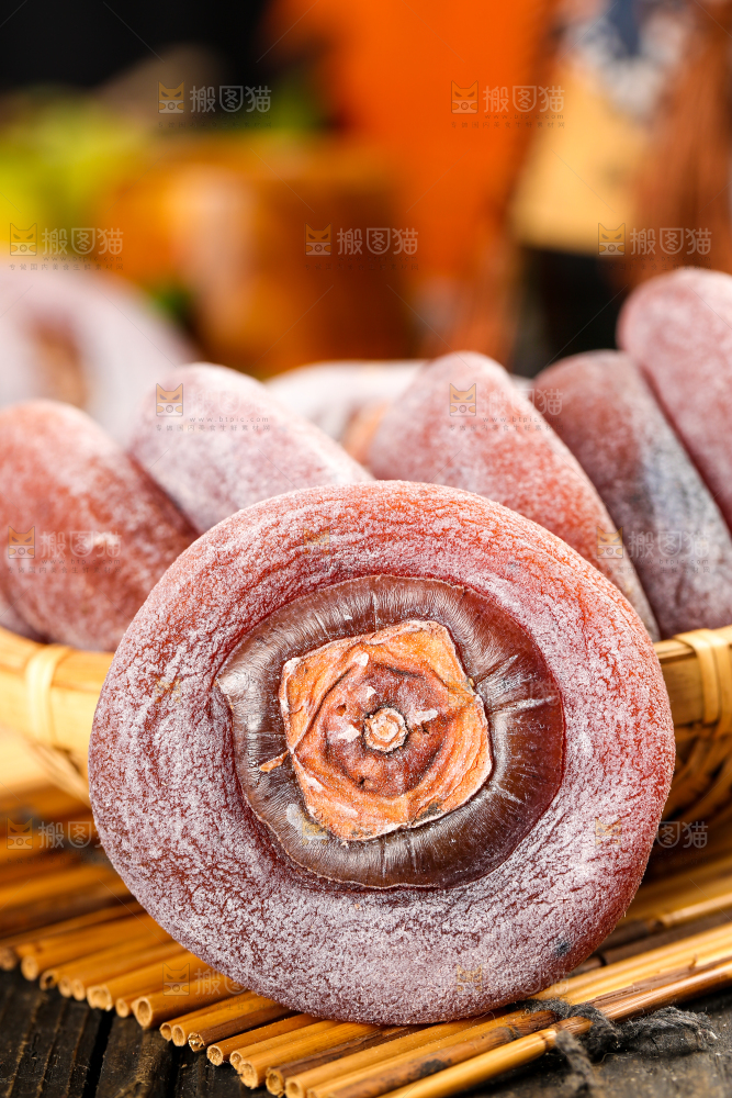 篮子里放着柿子饼