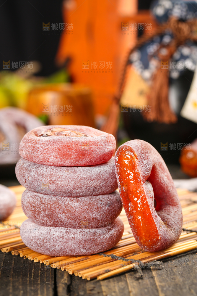 竹垫上放着圆柿饼