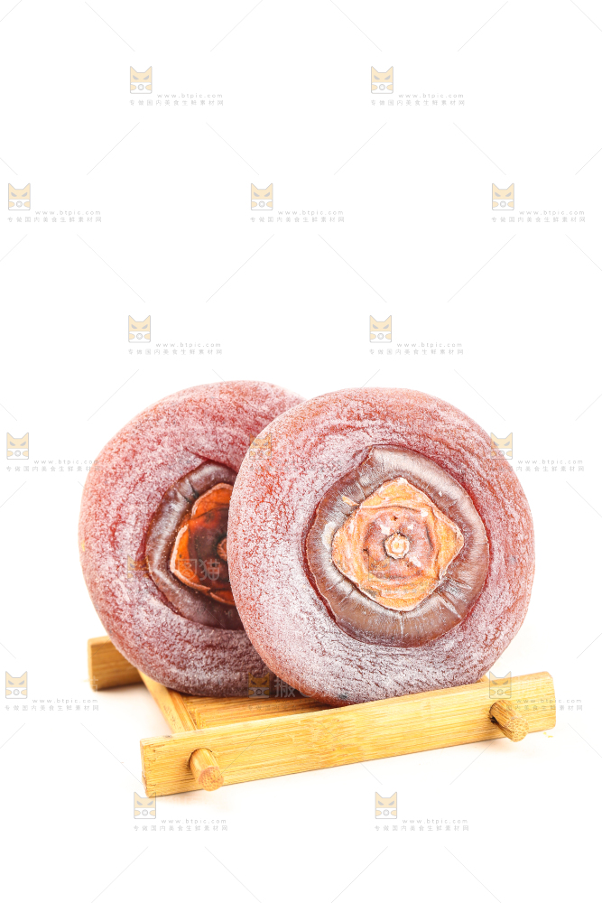 白底上摆放着柿子饼