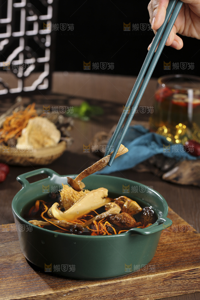 木底上的菌菇汤