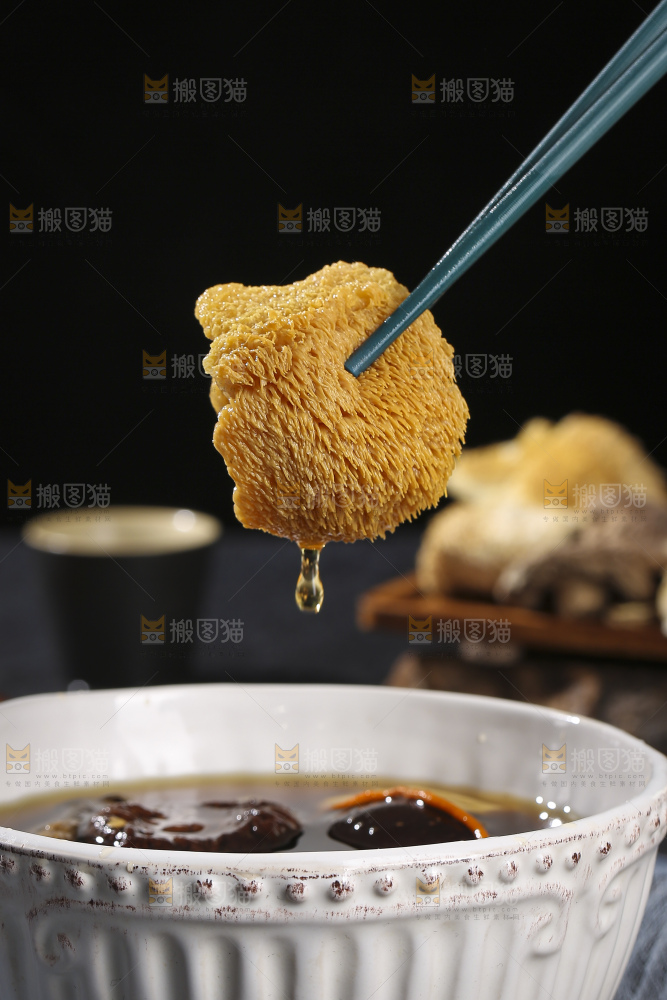 木底上的菌菇汤