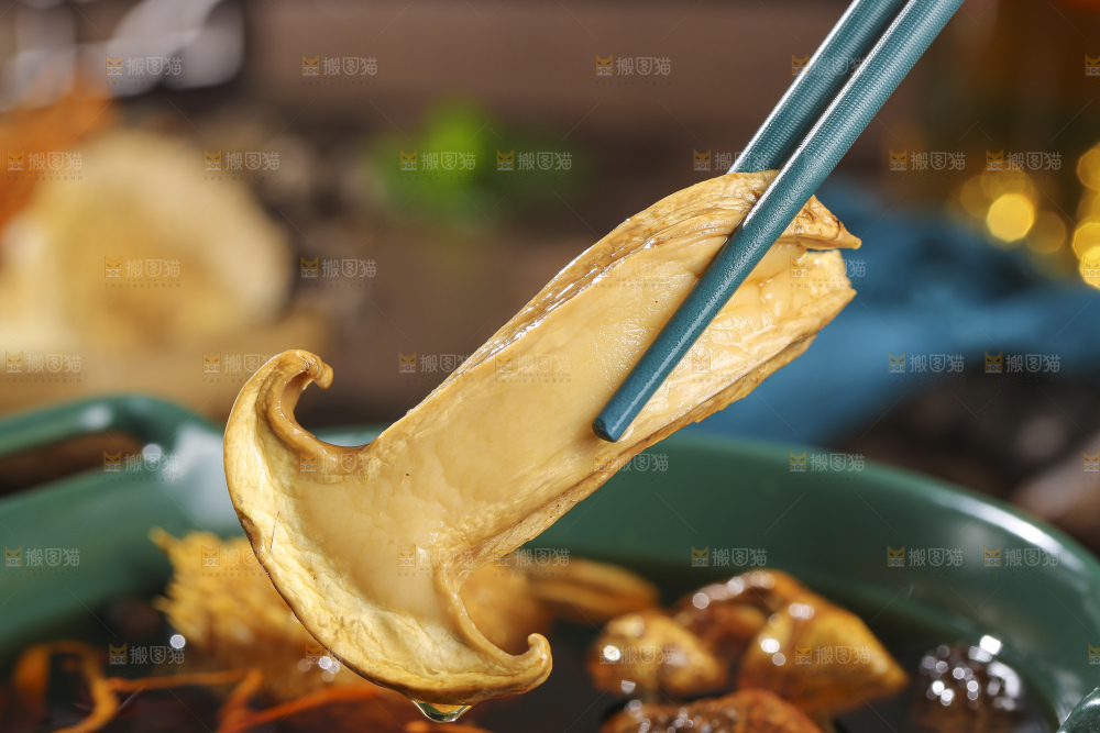 木底上的菌菇汤
