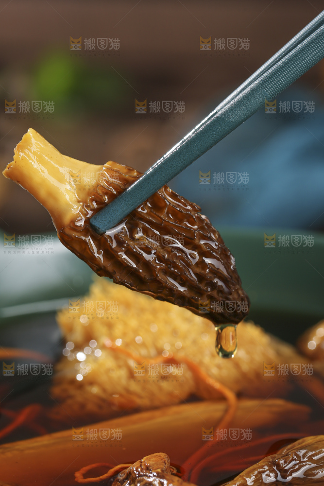 木底上的菌菇汤