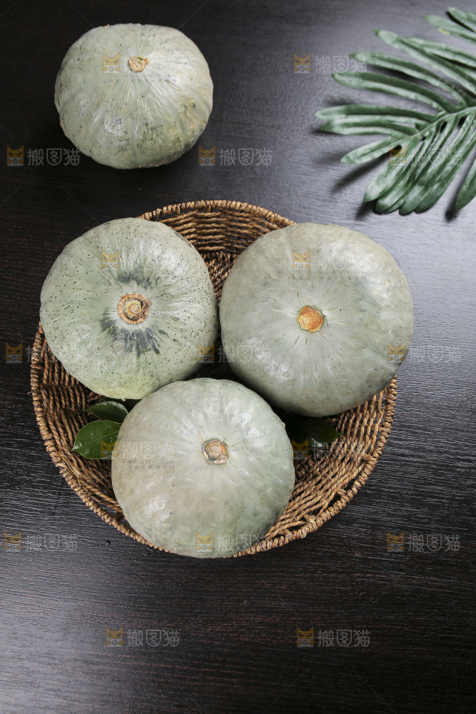 深底上的银栗南瓜