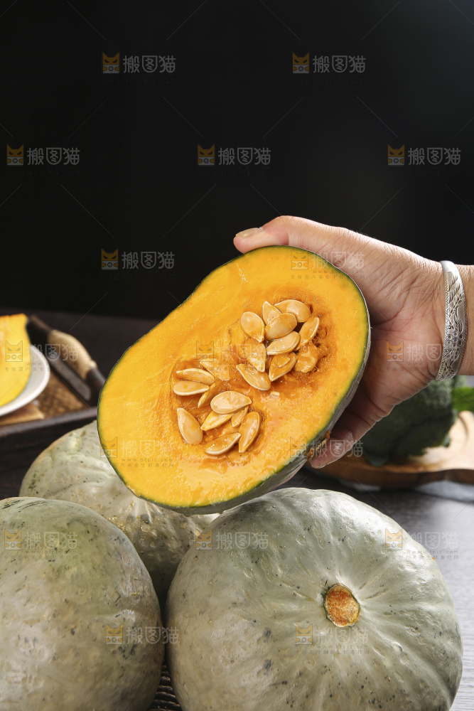 深底上的银栗南瓜