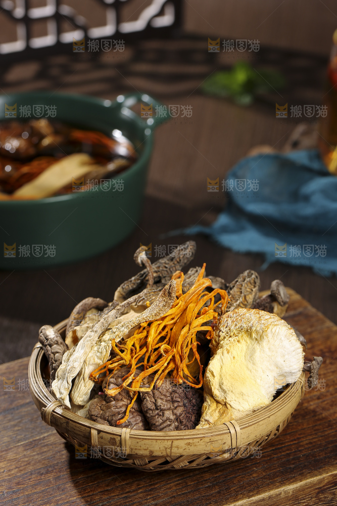 木底上的菌菇汤