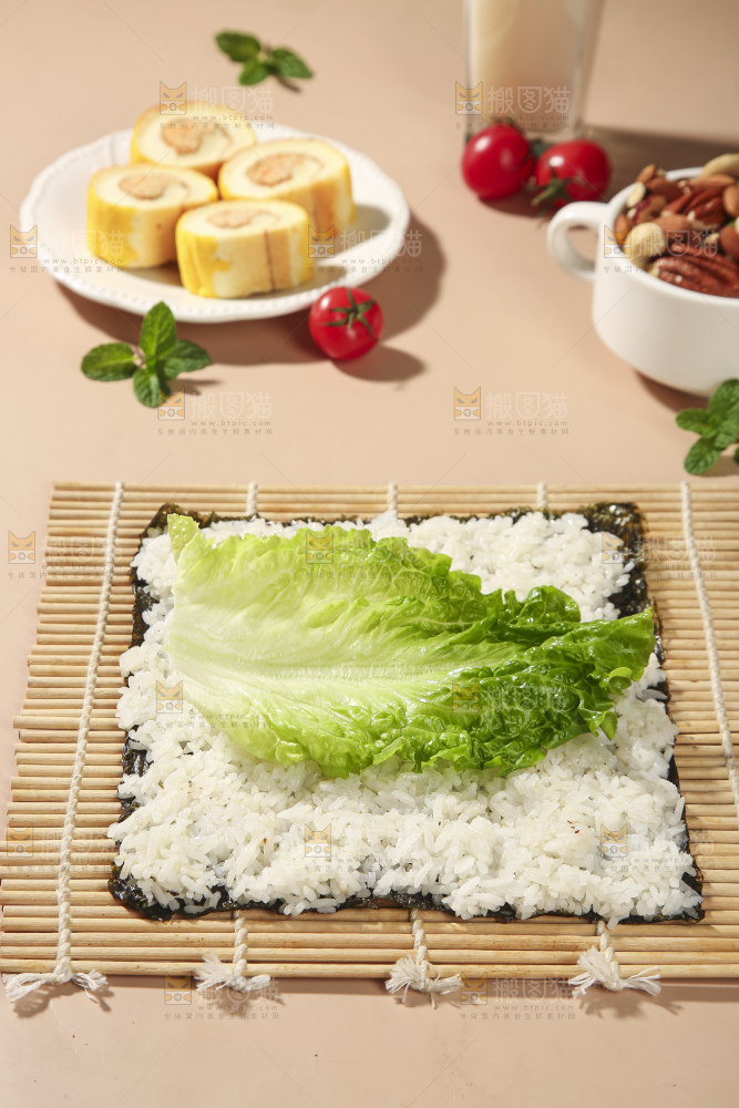 浅底上的海苔包饭