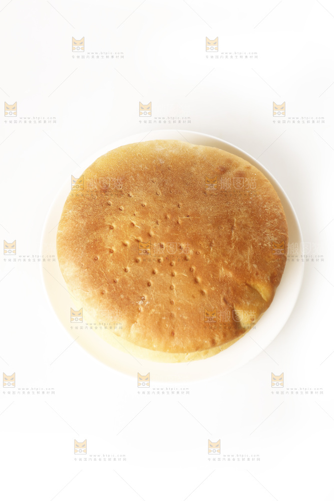 白底上的披萨饼