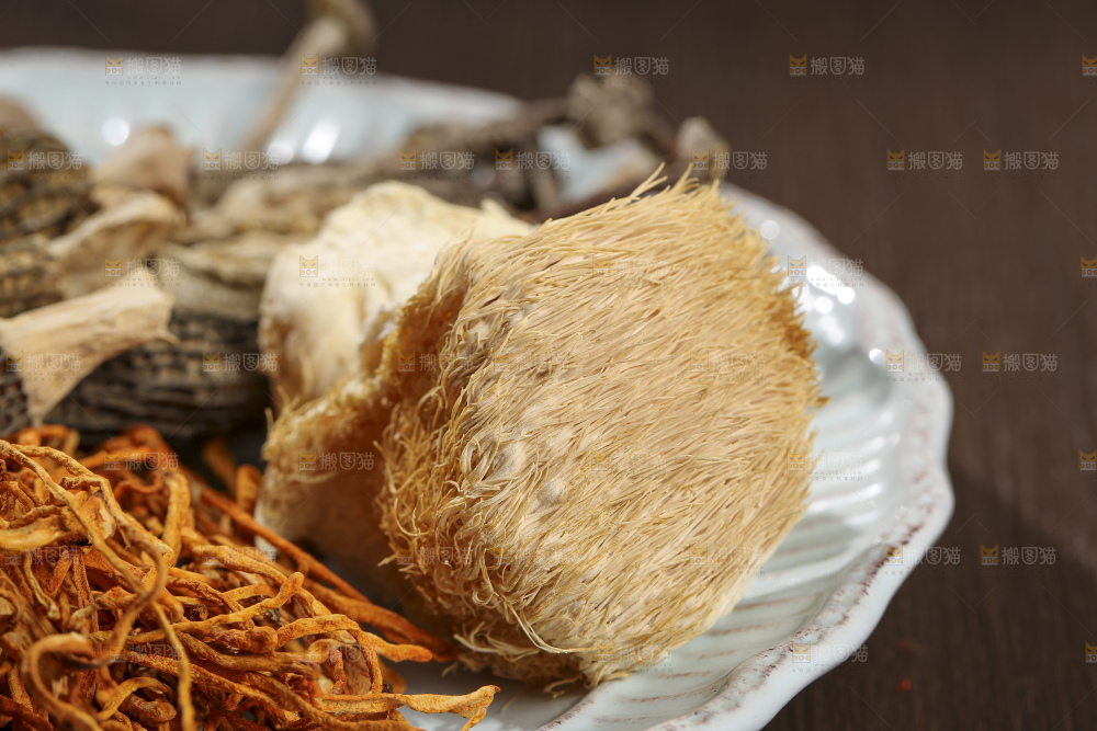 木底上的菌菇汤