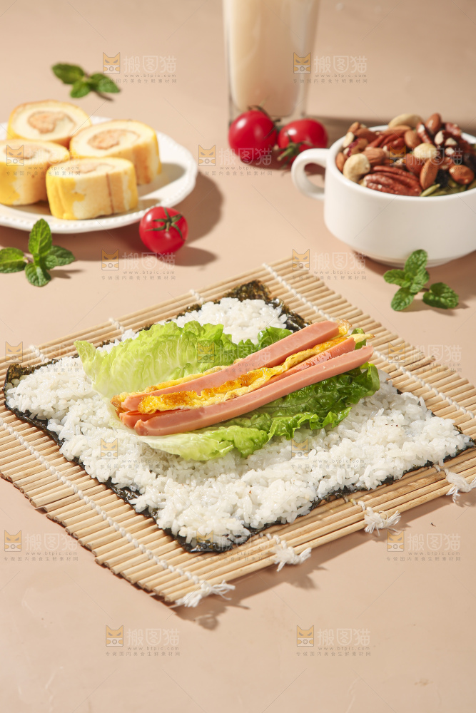 浅底上的海苔包饭