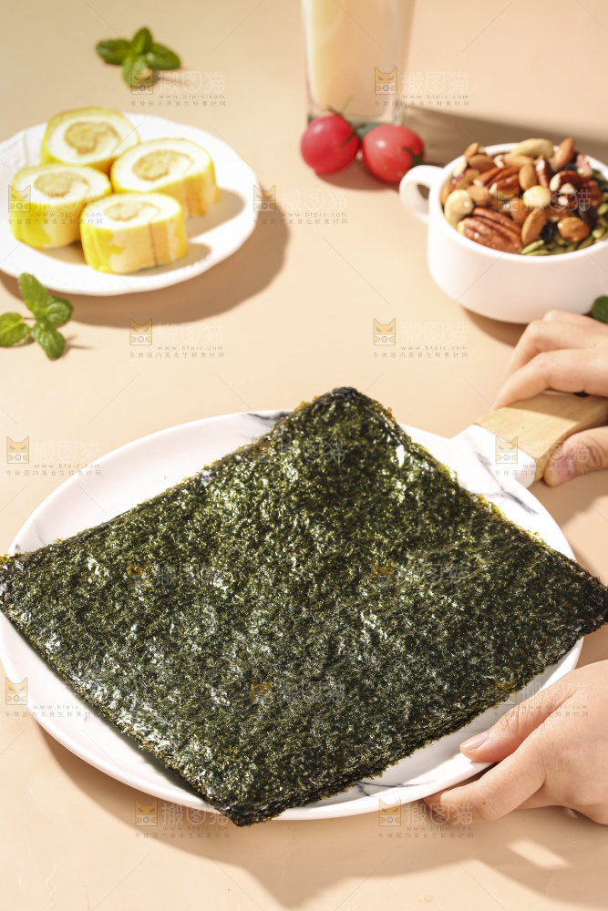 浅底上的海苔卷