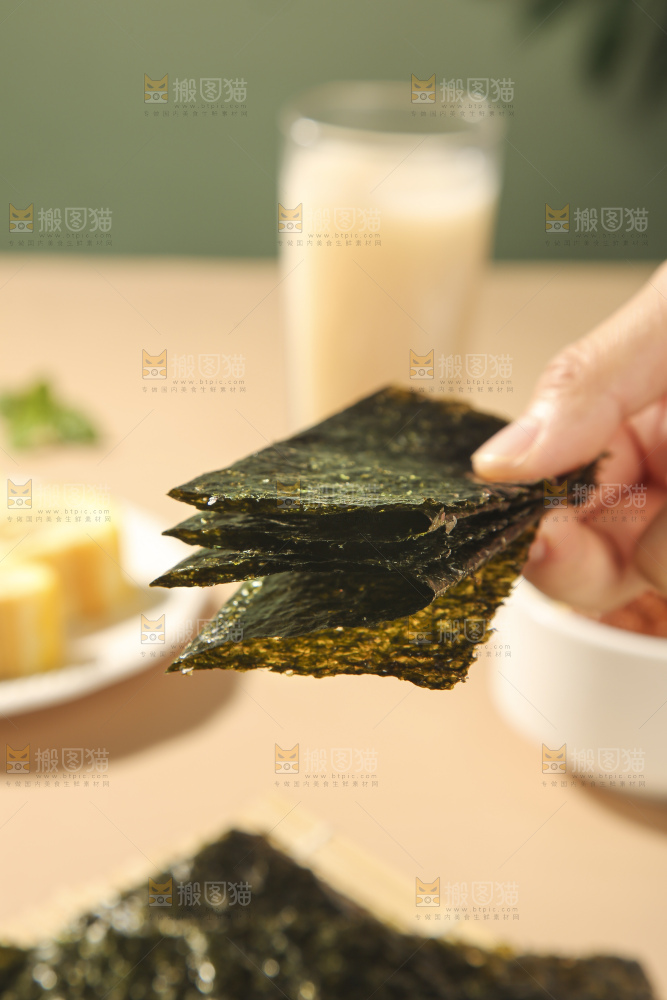 浅底上的海苔卷