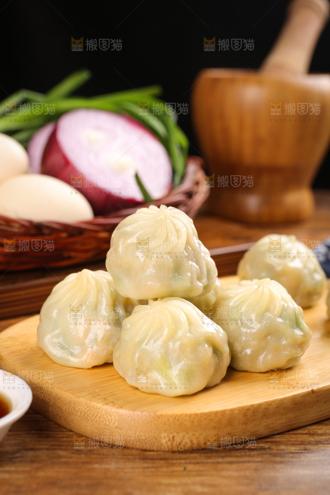 木底上摆放着的小包子