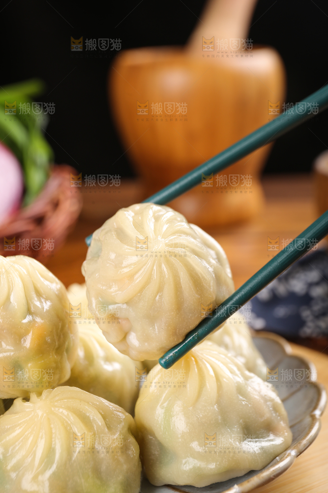 木底上摆放着的小包子