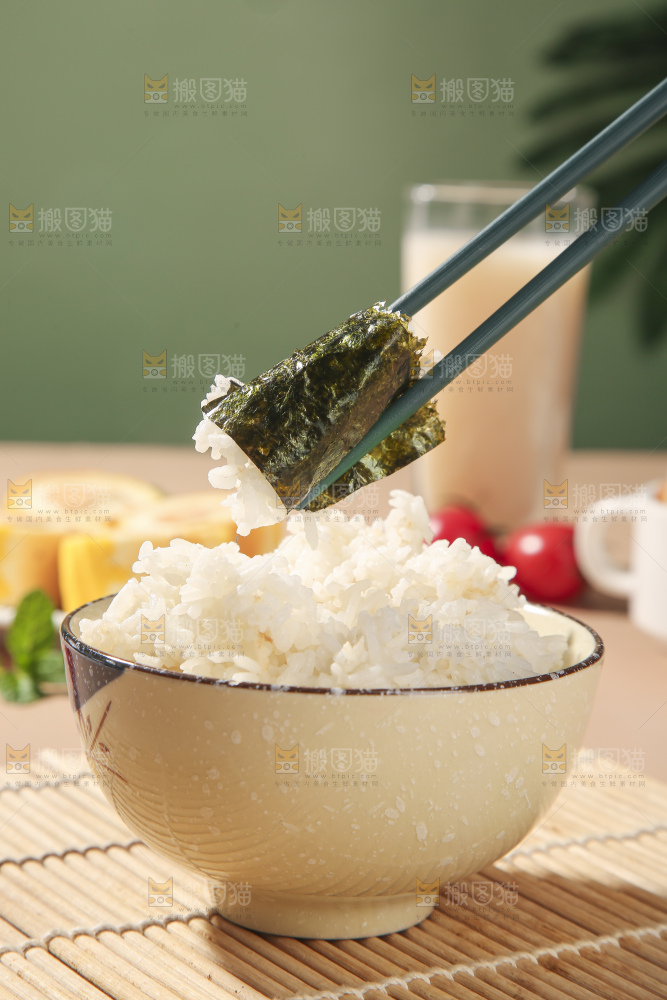 浅底上的海苔包饭