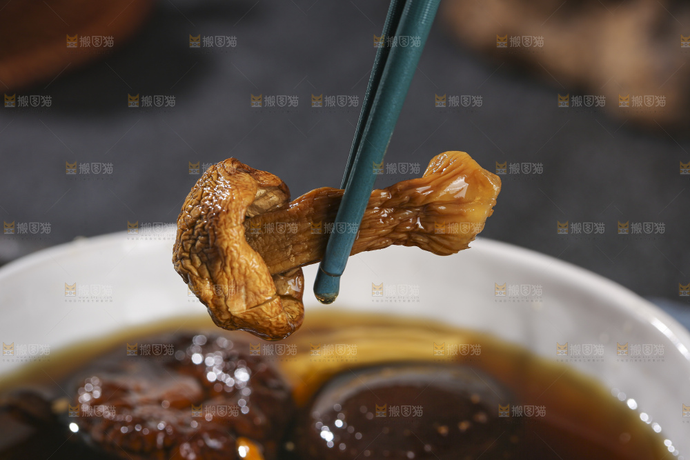 木底上的菌菇汤