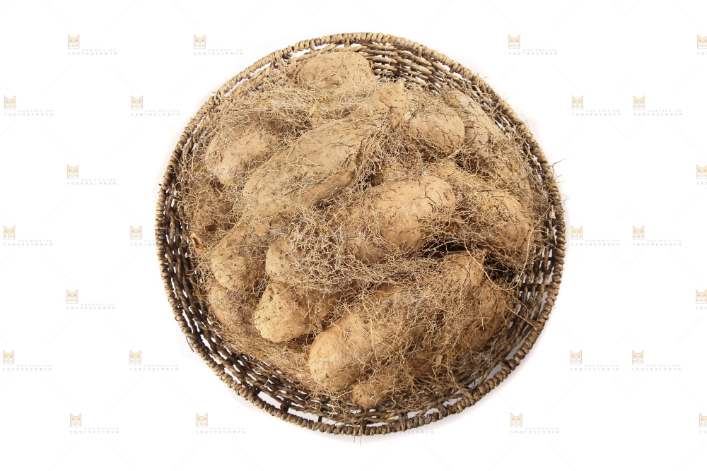 白底上的新鲜毛薯