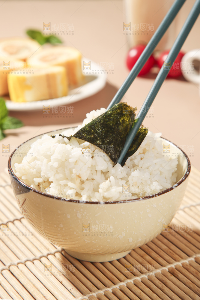 浅底上的海苔包饭