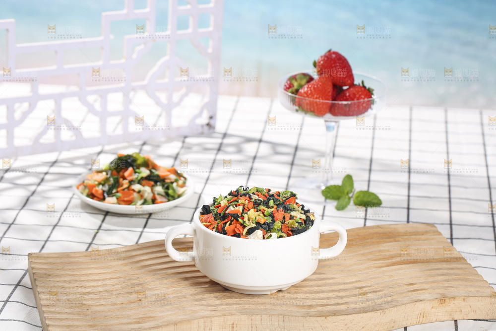 浅底上的脱水蔬菜