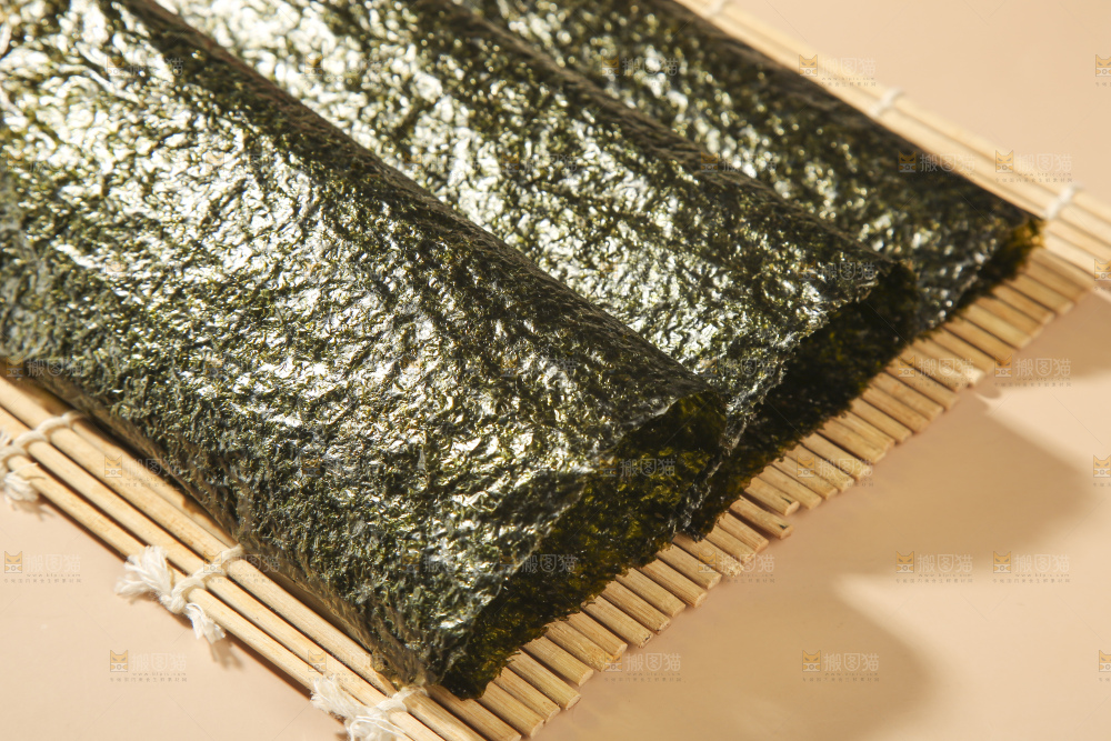 浅底上的海苔卷