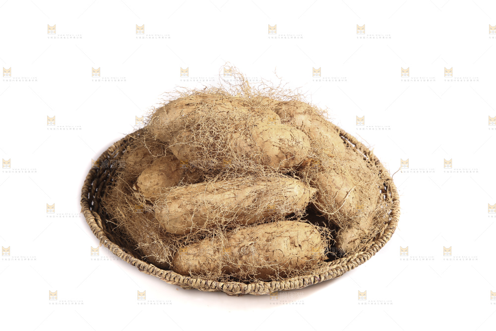 白底上的新鲜毛薯