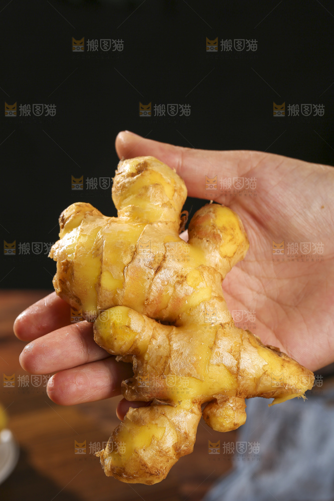 深底上的新鲜生姜
