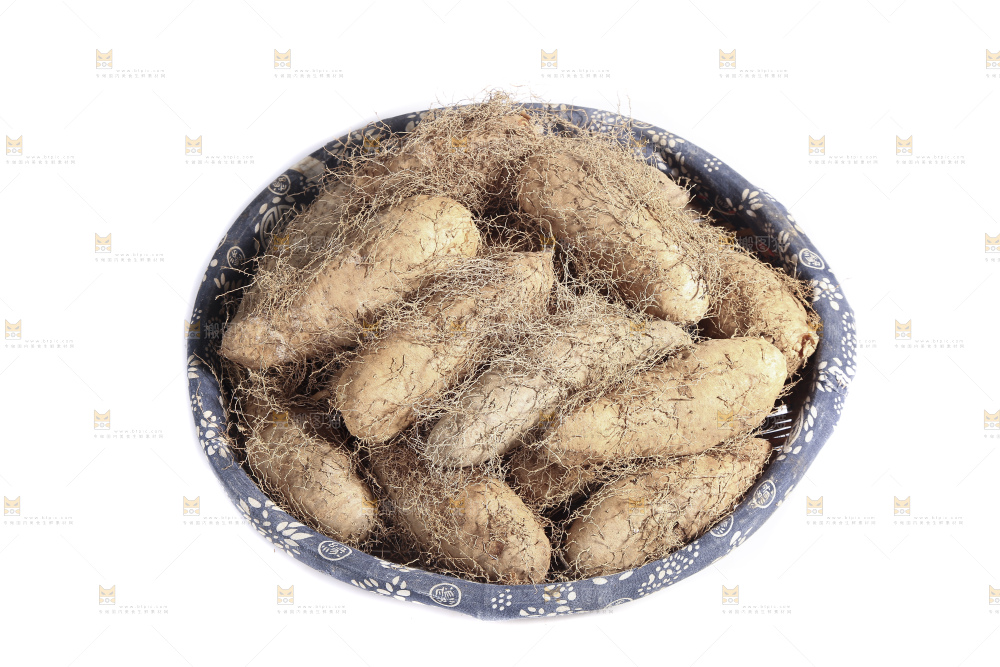 白底上的新鲜毛薯