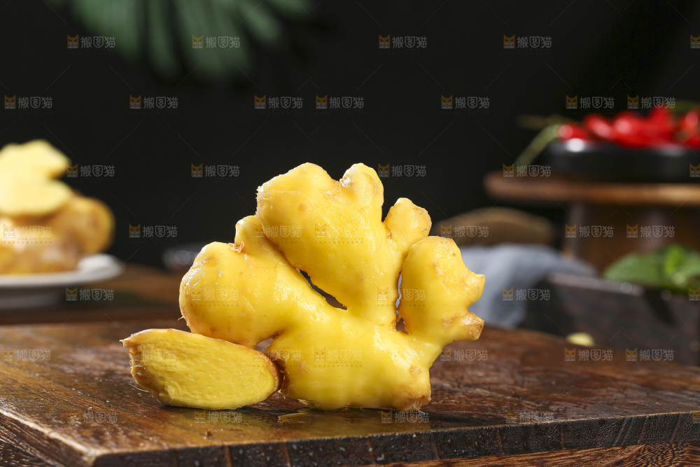 深底上的新鲜生姜