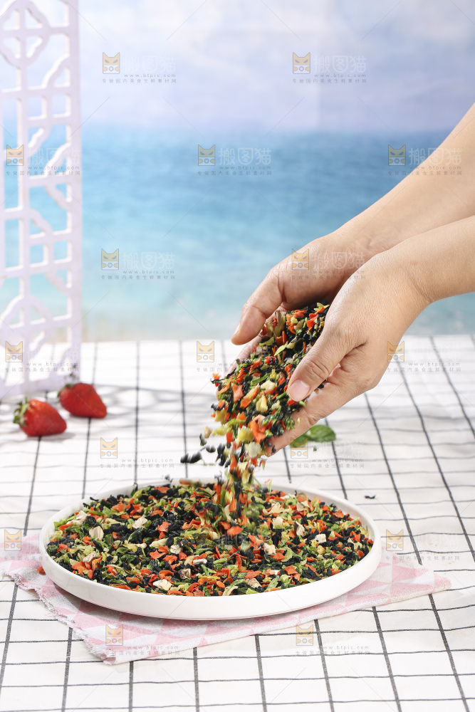 浅底上的脱水蔬菜