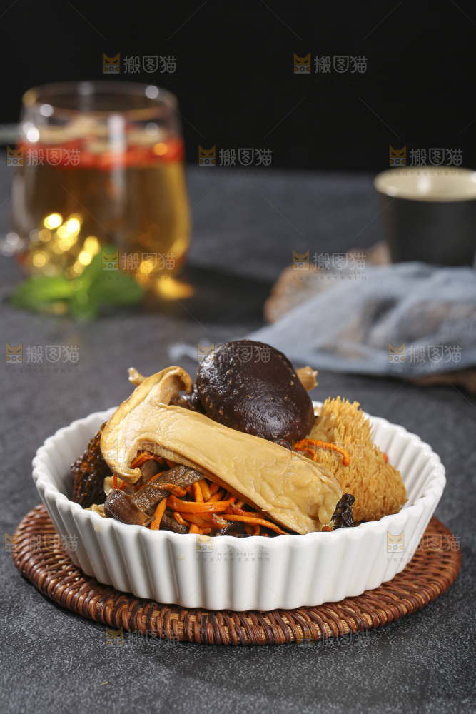 木底上的菌菇汤